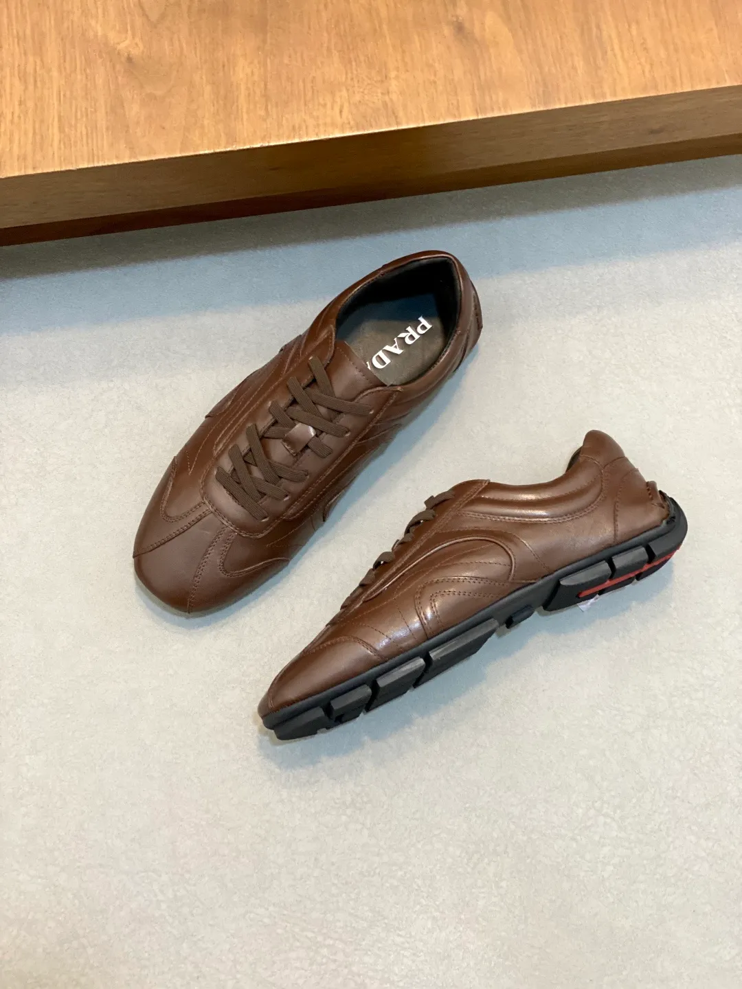 Men's Men's Shoes 💰800 Prada/Prada Men's Leather Casual Sports Shoes, a hot product made in Guangzhou! Made of imported calfskin splicing upper, three-dimensional geometric segmentation, precision manufacturing, uniform stitching, leather texture at a glance, multi-color splicing, fashionable and generous, soft, comfortable and breathable, decorated with PRADA letter logo on the outside, classic letter logo on the tongue, fabric strap on the heel, P family's classic sports shoe type, with fabric lining, silver logo cowhide foot pads, and P family's exclusive rubber outsole. The details are carefully crafted, making it a versatile item for travel! Comes with original box and dust bag! Multiple colors available! Size: 39-40-41-42-43-44 standard leather shoe size (38, 45 customized ¥)